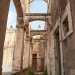 ...che scandiscono cinque fornici d'ampiezza diversa creando un raffinato gioco di archi e volte (foto di Marcello Mossa)
